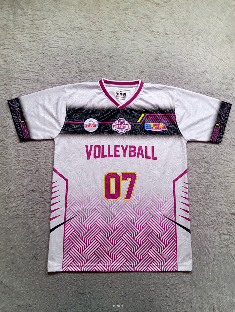 Jersey Voli Putih dengan Desain Garis Geometris dan Logo - Jersey Custom PROKAOS