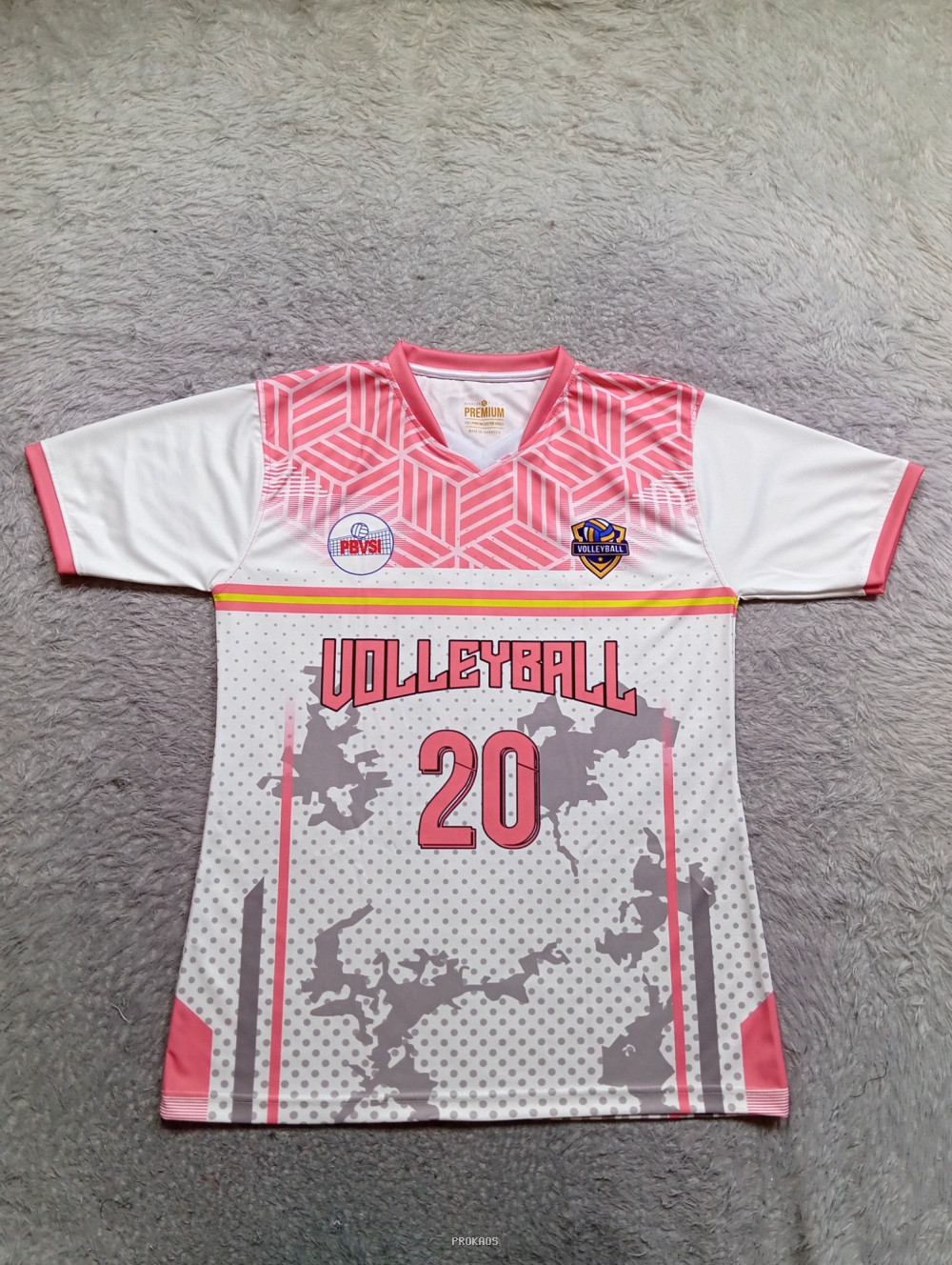 Jersey Voli Putih-Pink dengan Desain Geometris dan Nomor 20 - Jersey Custom PROKAOS