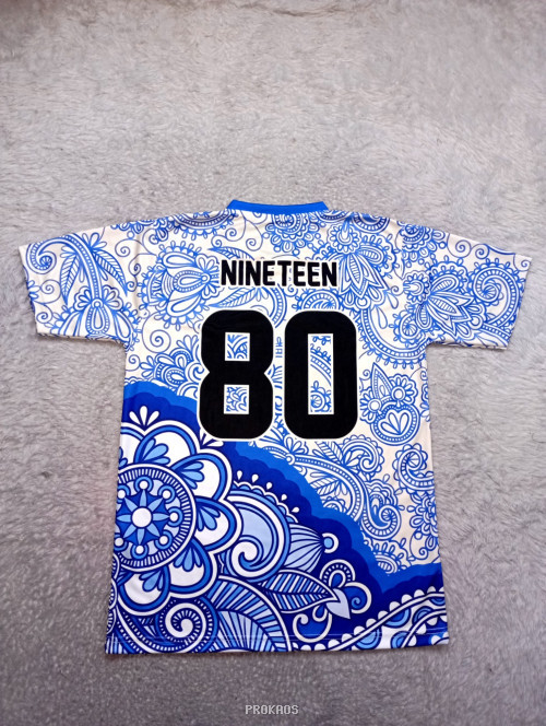 Jersey YWAM Indonesia: Motif Batik Biru-Putih & Logo - Gambar 2