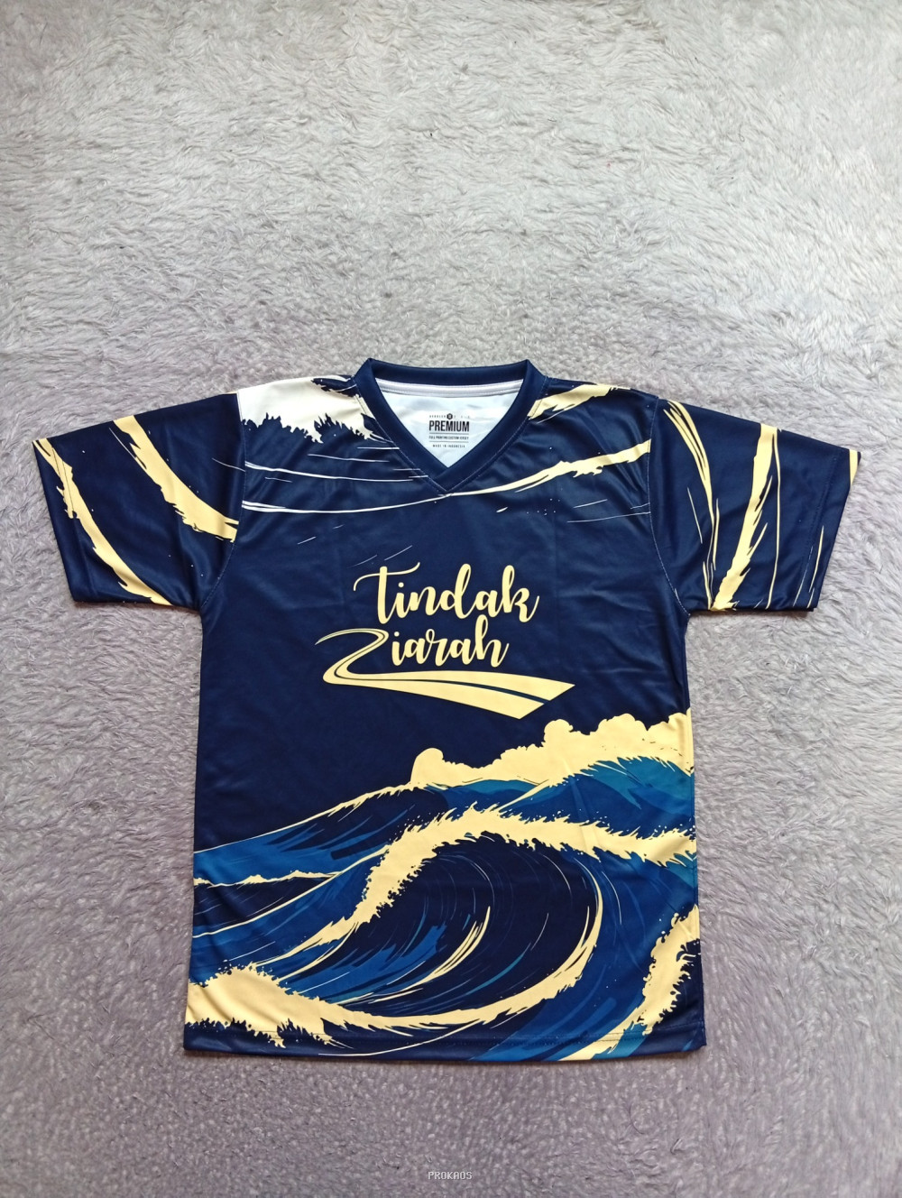 Jersey Ziarah: Gelombang Laut, Nuansa Gelap & Emas - Jersey Custom PROKAOS