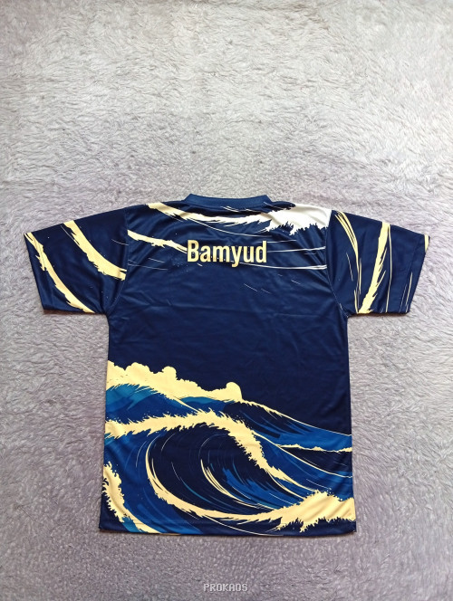 Jersey Ziarah: Gelombang Laut, Nuansa Gelap & Emas - Gambar 2