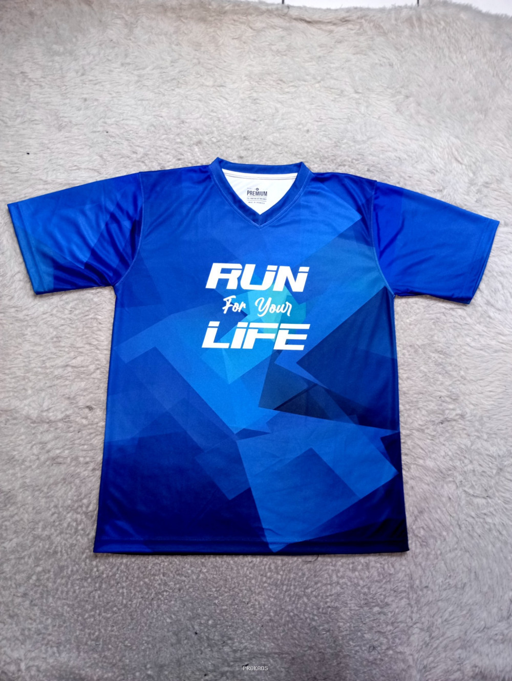 Jersey Lari Biru dengan Desain Geometris dan Tulisan RUN - Jersey Custom PROKAOS