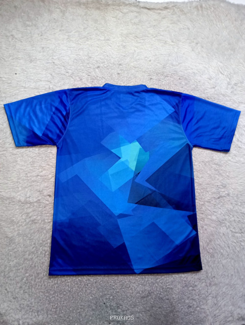 Jersey Lari Biru dengan Desain Geometris dan Tulisan RUN - Gambar 2