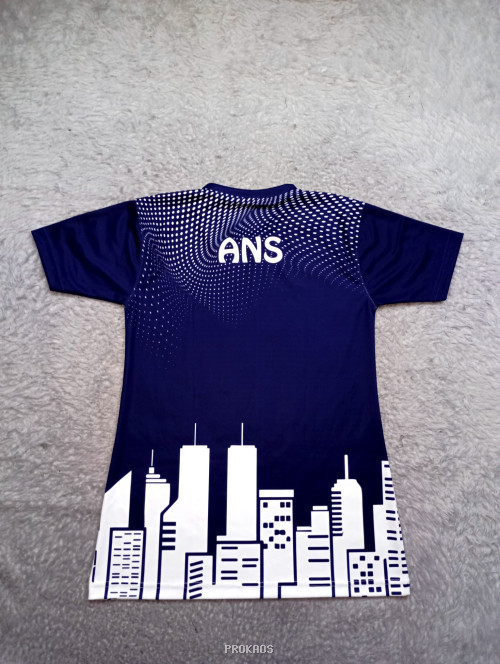 Kaos Lari Biru Tua dengan Desain Kota dan Tulisan 'RUNNING' - Gambar 2