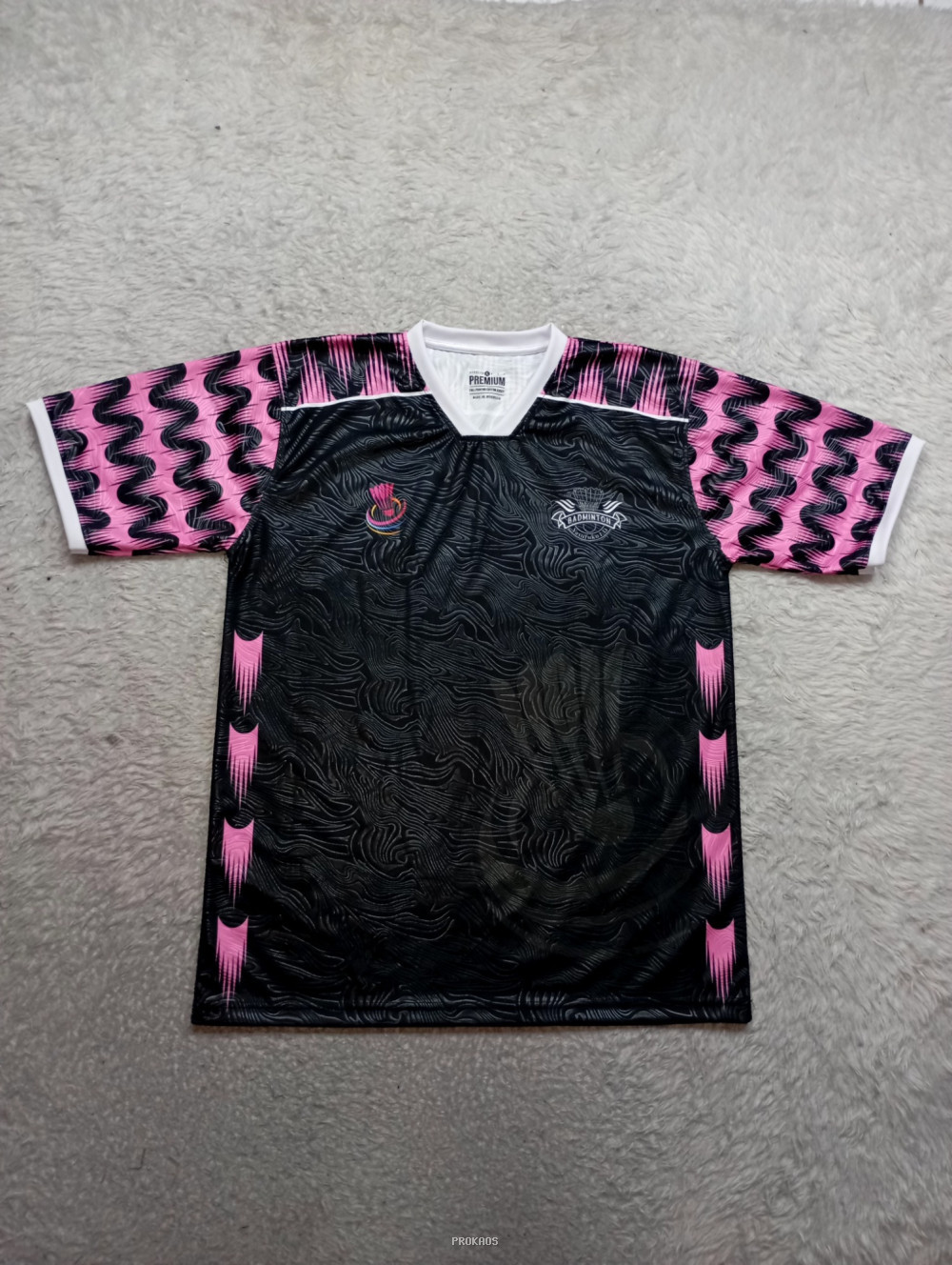 Jersey Badminton Hitam-Pink dengan Motif Gelombang & Logo - Jersey Custom PROKAOS