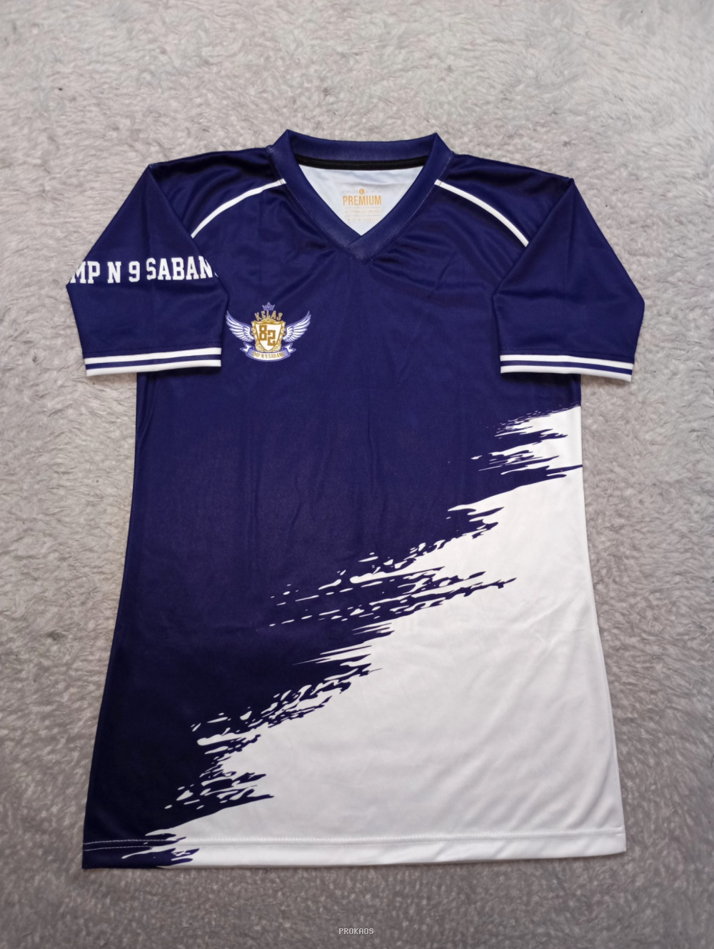 Jersey Biru Tua dengan Desain Kuas Putih & Logo Sekolah - Jersey Custom PROKAOS