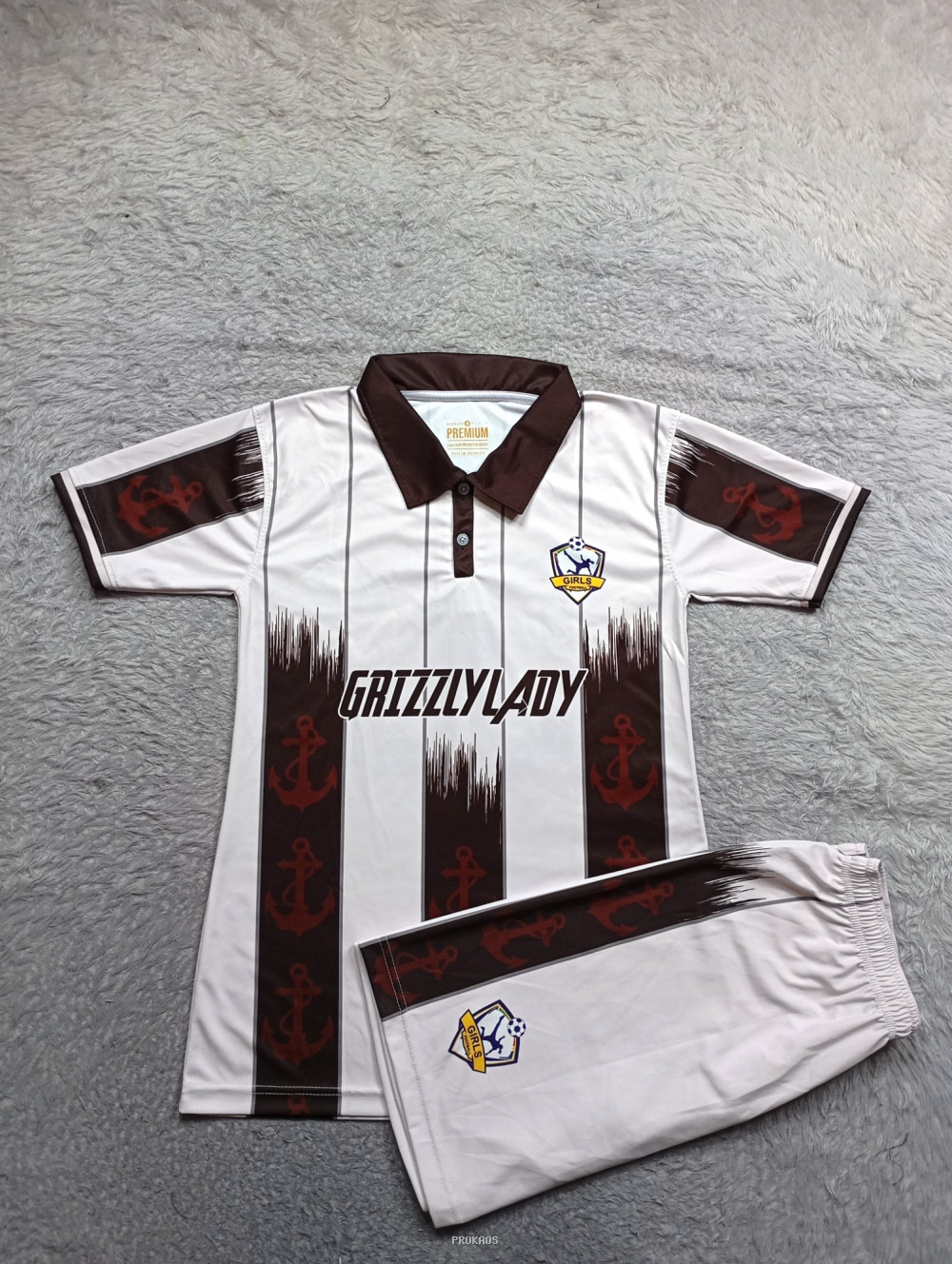 Jersey Bola Grizzly Lady: Putih-Coklat dengan Detail Jangkar - Jersey Custom PROKAOS