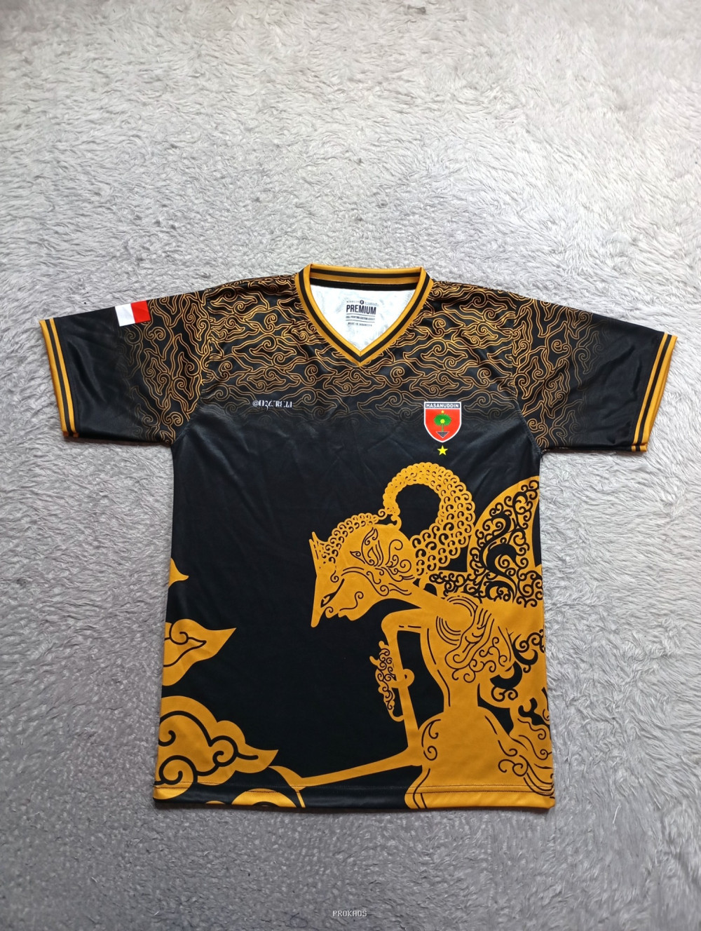 Jersey Bola Hitam-Emas Bergaya Wayang Khas Hasanuddin - Jersey Custom PROKAOS