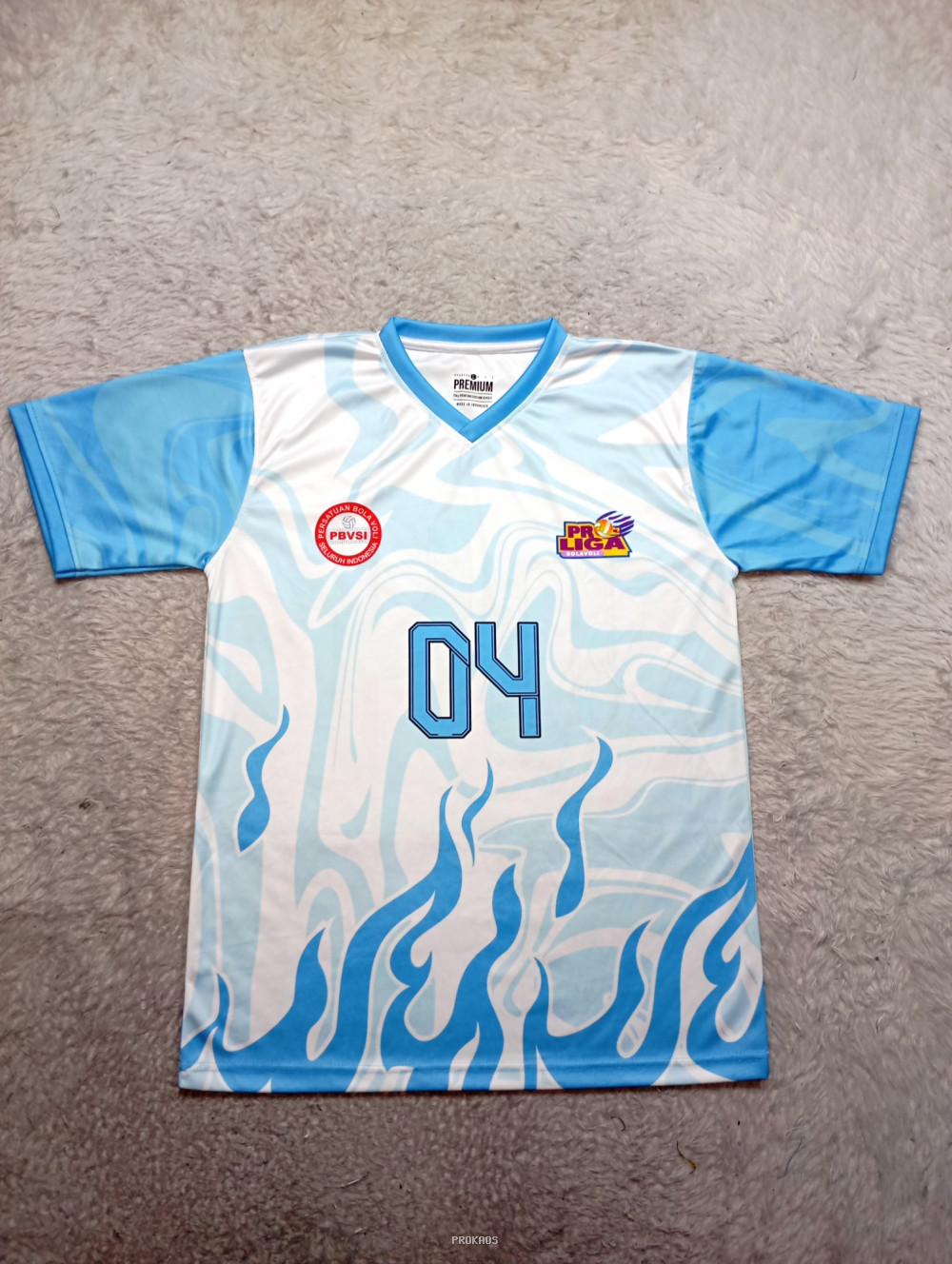 Jersey Bola Voli Putih-Biru Motif Api dengan Nomor 04 - Jersey Custom PROKAOS