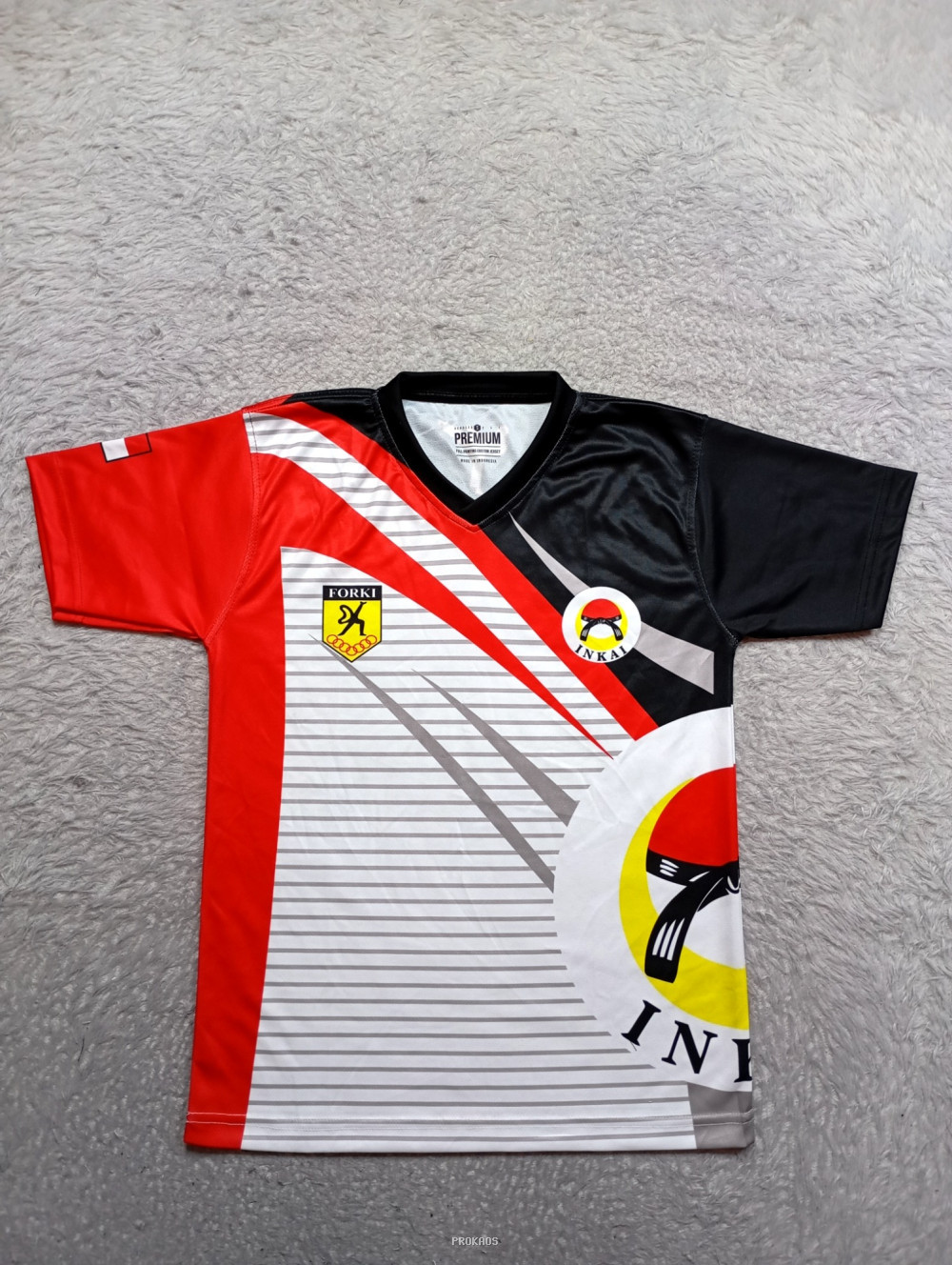 Jersey Karate INKAI: Kombinasi Merah, Hitam, & Motif Garis - Jersey Custom PROKAOS