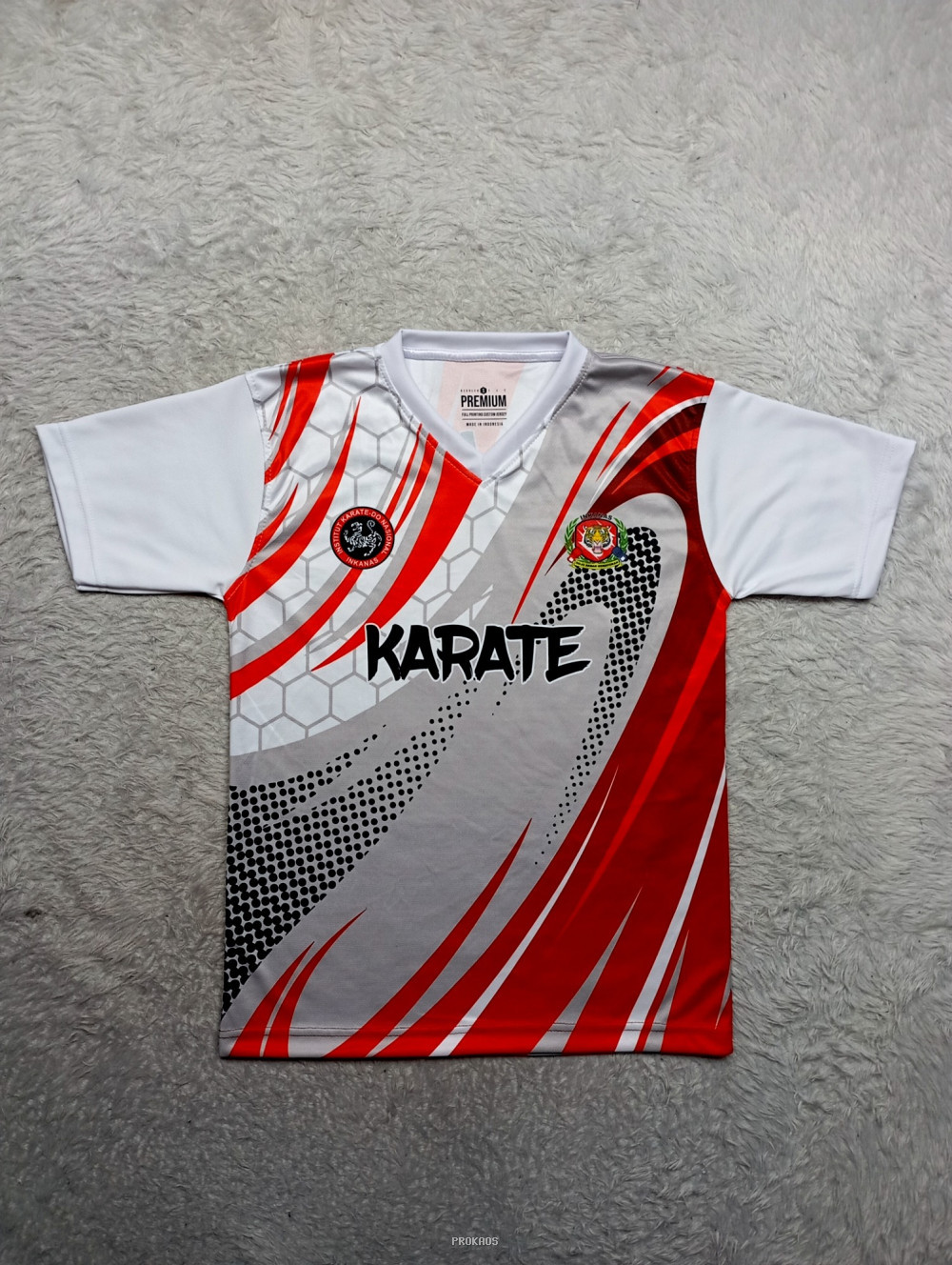 Jersey Karate Putih Abu Merah dengan Desain Dinamis - Jersey Custom PROKAOS