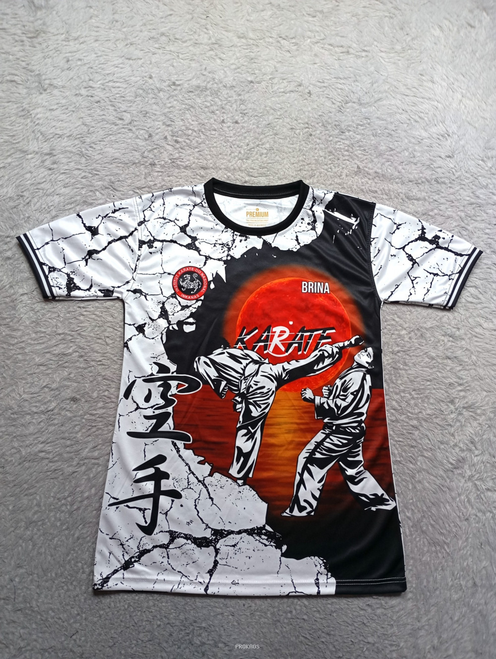 Jersey Karate Putih-Hitam dengan Desain Ilustrasi Dinamis - Jersey Custom PROKAOS