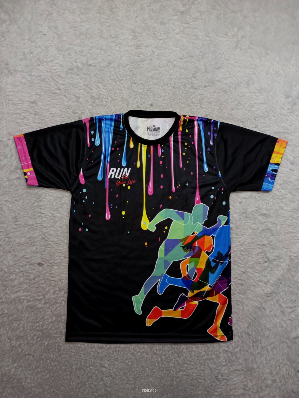 Jersey Lari Hitam dengan Desain Cairan Warna-warni dan Siluet Pelari - Jersey Custom PROKAOS
