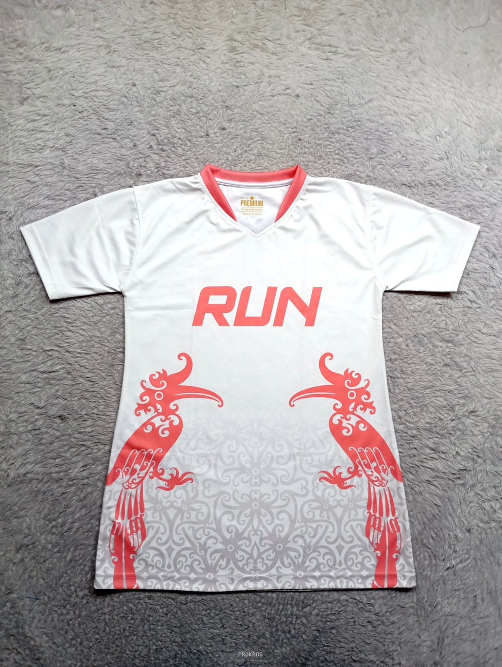 Jersey Lari Putih dengan Desain Burung Merah & Motif Unik - Jersey Custom PROKAOS