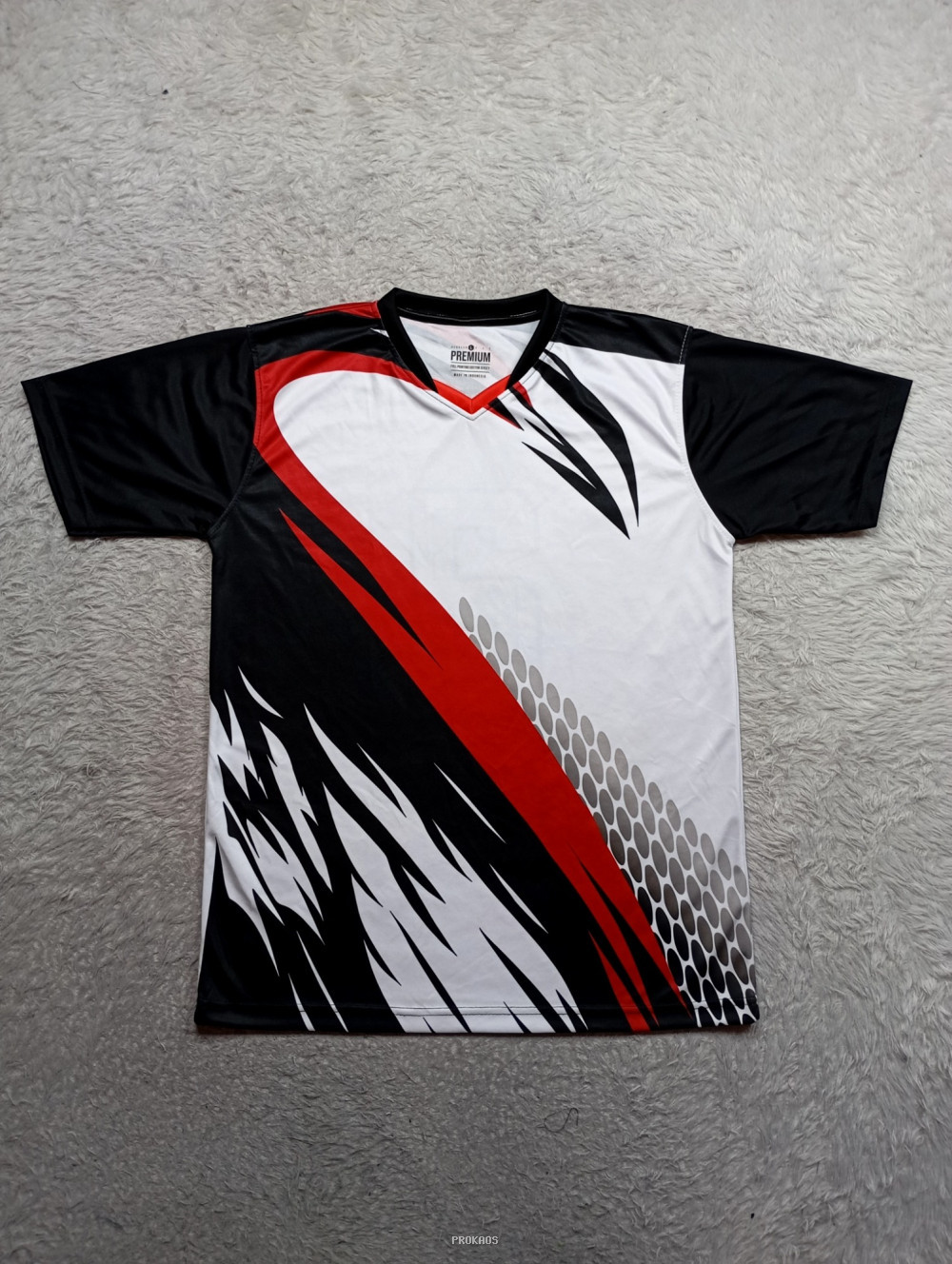 Jersey Olahraga: Hitam, Putih, Merah dengan Motif Dinamis - Jersey Custom PROKAOS