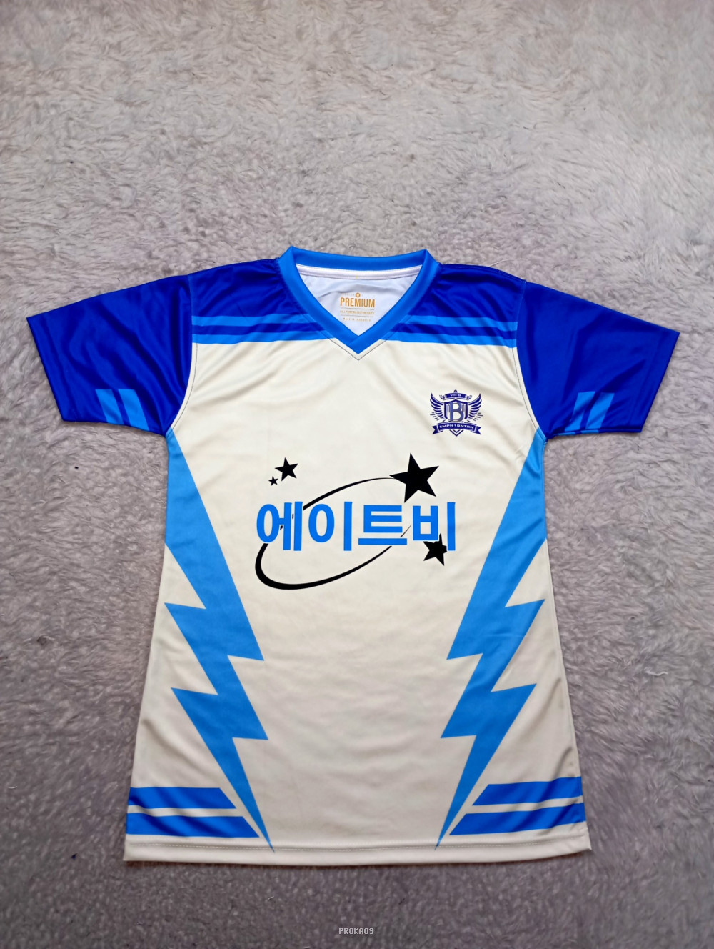 Jersey Olahraga Putih Biru dengan Desain Petir & Logo - Jersey Custom PROKAOS