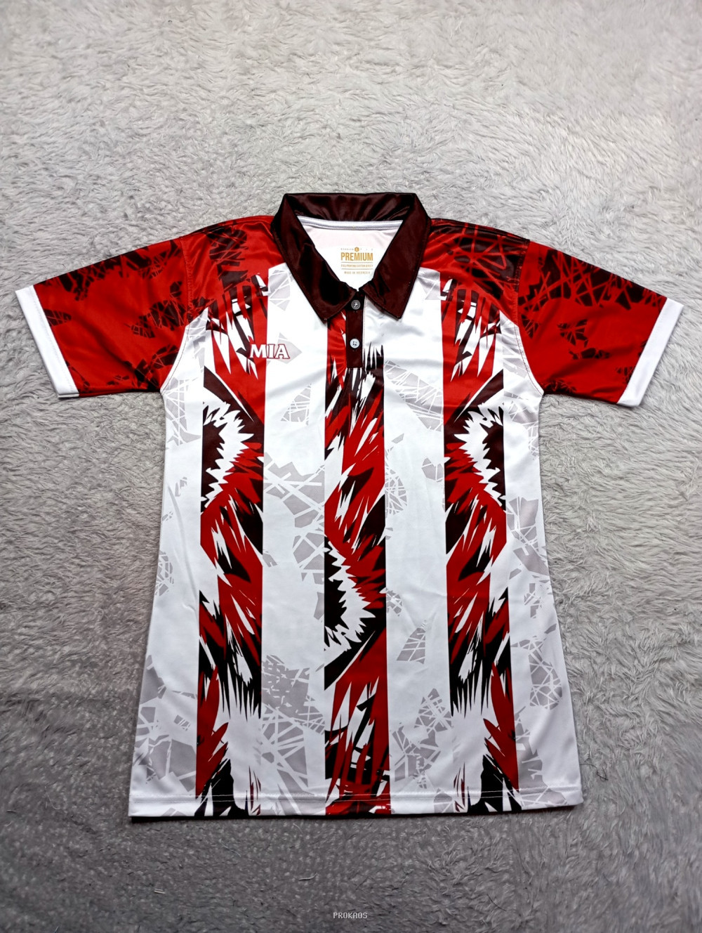 Jersey Polo Merah Putih dengan Desain Abstrak dan Logo MIA - Jersey Custom PROKAOS