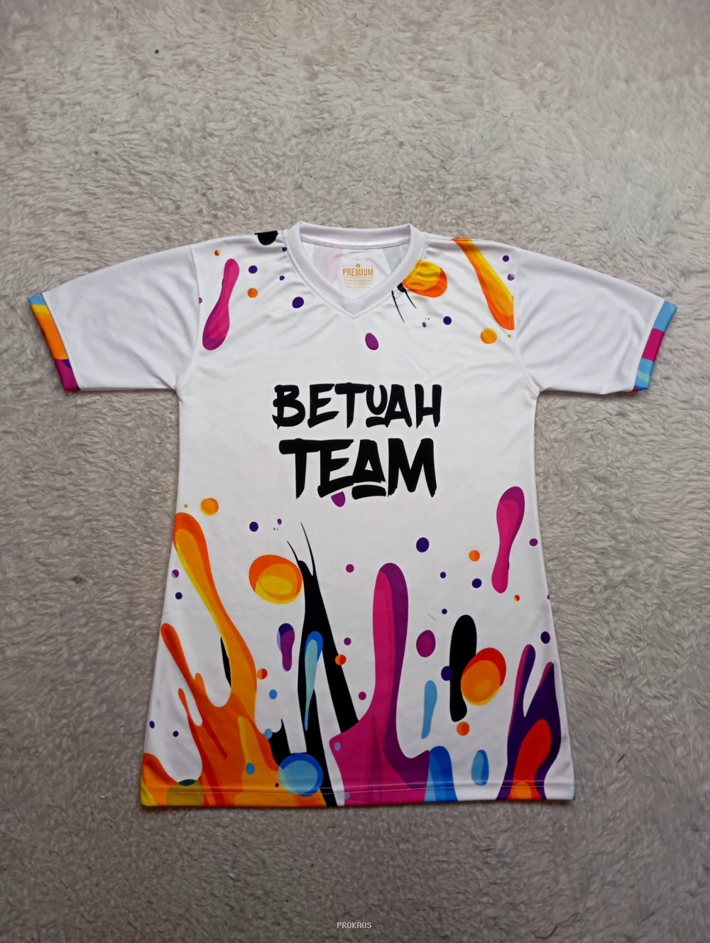 Jersey Putih "Betuah Team" dengan Desain Cat Splash Warna-warni - Jersey Custom PROKAOS