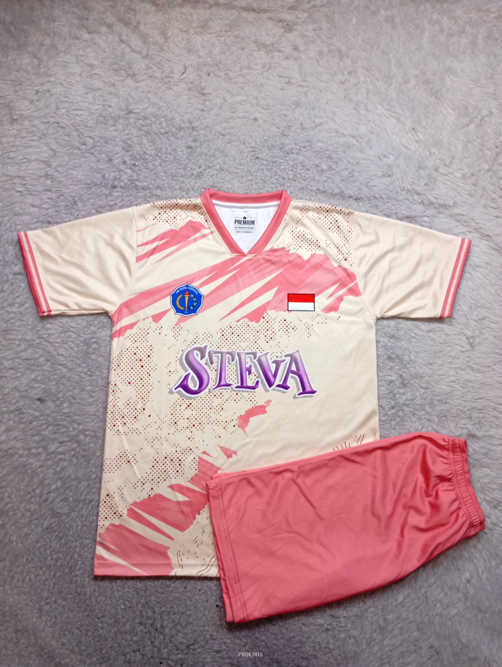 Jersey Sepak Bola StEva: Krem-Merah Muda dengan Motif Abstrak - Jersey Custom PROKAOS