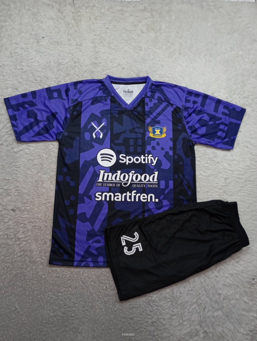 Jersey Sepak Bola Ungu-Hitam dengan Sponsor dan Celana Hitam - Jersey Custom PROKAOS