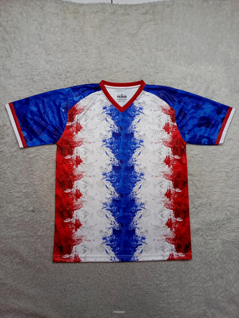 Jersey dengan Motif Abstrak Merah, Putih, dan Biru - Jersey Custom PROKAOS