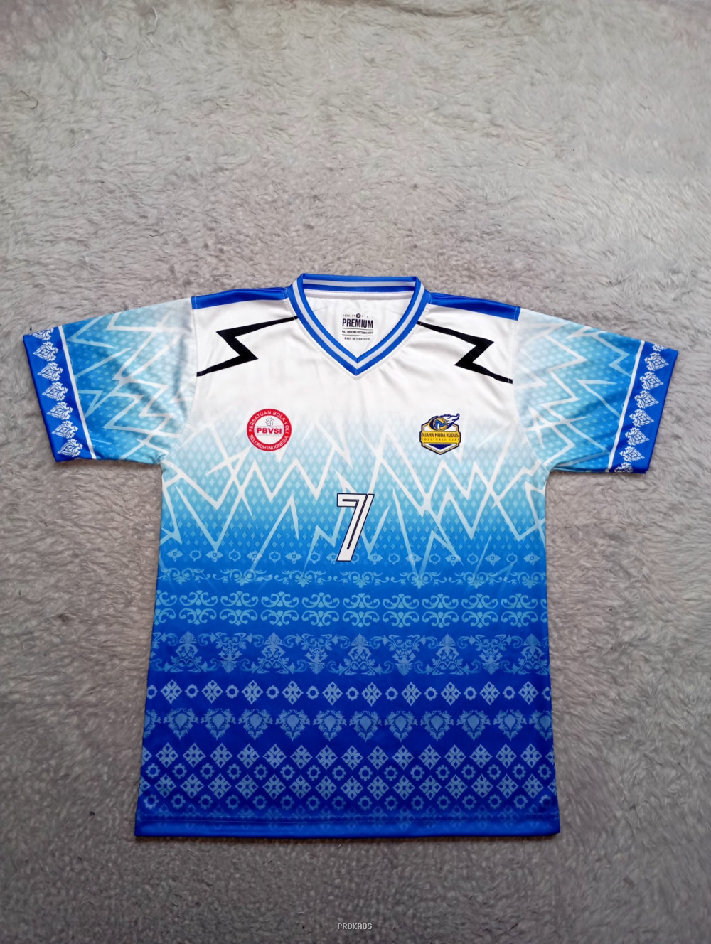 Jersey Voli Putih-Biru dengan Desain Gradasi dan Motif Khas - Jersey Custom PROKAOS