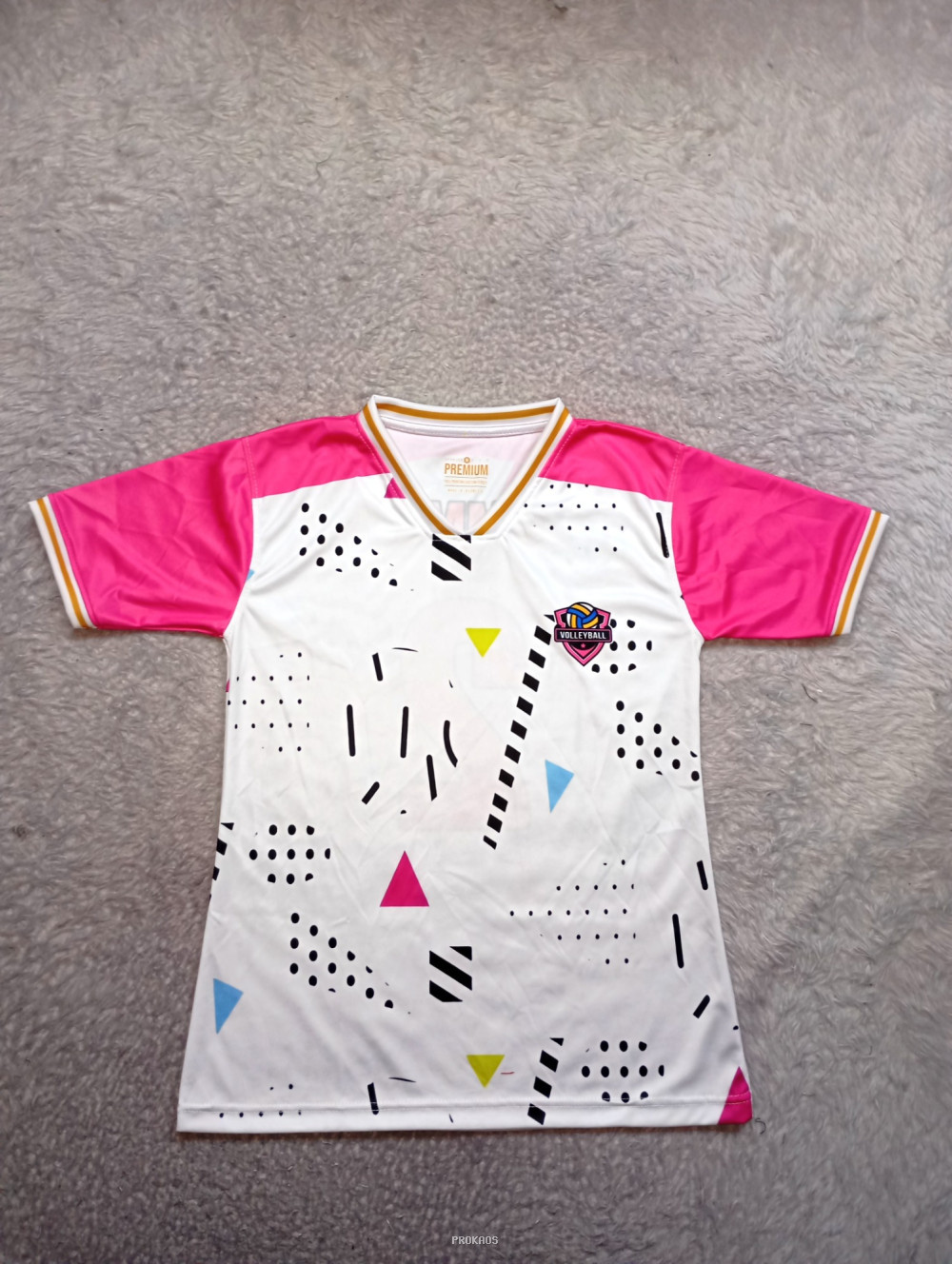 Jersey Voli Putih dengan Lengan Pink & Motif Geometris - Jersey Custom PROKAOS