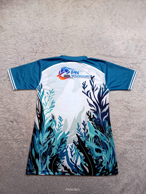 Jersey Biru dengan Motif Bawah Laut dan Logo Organisasi - Gambar 2