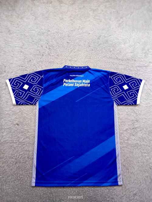 Jersey Biru DISBUN Sulbar dengan Motif Geometris dan Branding - Gambar 2