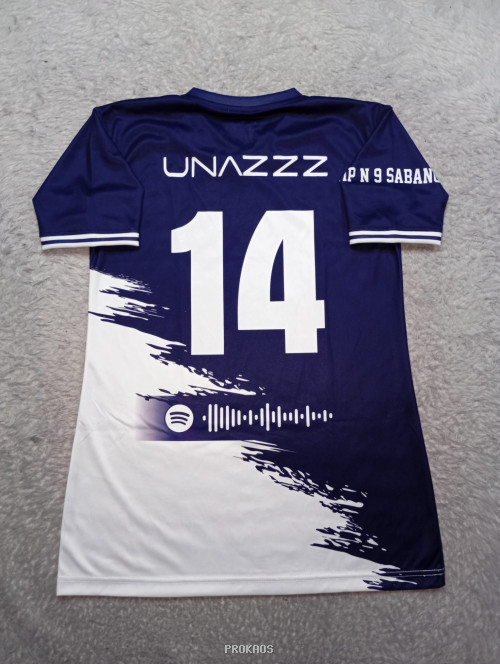 Jersey Biru Tua dengan Desain Kuas Putih & Logo Sekolah - Gambar 2