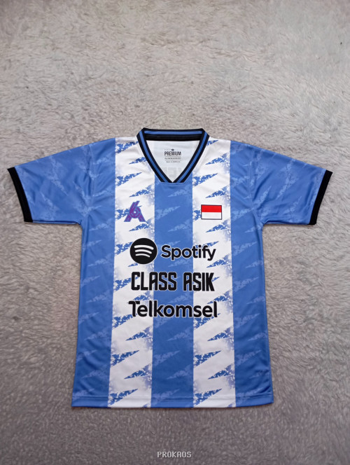 Jersey Bola Biru Muda dengan Desain Garis Vertikal dan Logo Sponsor - Jersey Custom PROKAOS