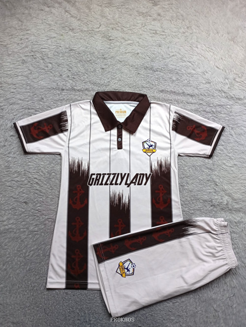 Jersey Bola Grizzly Lady: Putih-Coklat dengan Detail Jangkar - Jersey Custom PROKAOS