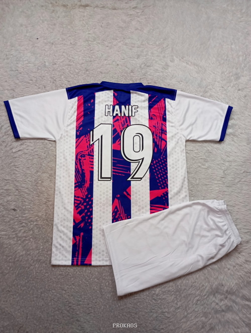 Jersey Bola Putih dengan Garis & Motif Abstrak Merah-Biru - Gambar 2