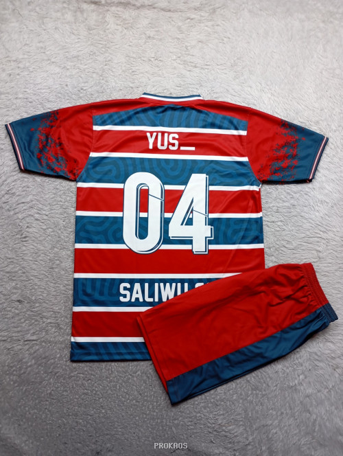 Jersey Bola SIOMPU: Merah-Biru dengan Motif Unik - Gambar 2