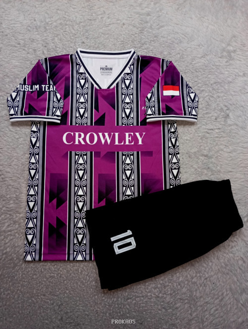 Jersey Bola Ungu 'Crowley' dengan Motif Etnik dan Celana Hitam - Jersey Custom PROKAOS