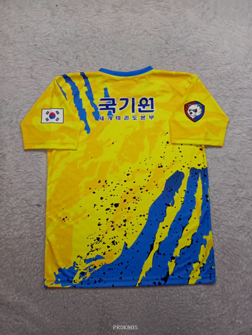 Jersey Kuning dengan Desain Garis Biru dan Logo - Gambar 2