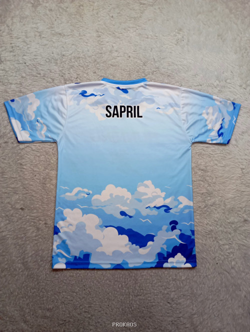 Jersey Lari dengan Desain Langit Berawan dan Siluet Pelari - Gambar 2