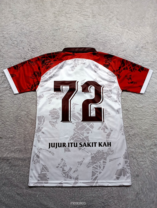 Jersey Polo Merah Putih dengan Desain Abstrak dan Logo MIA - Gambar 2