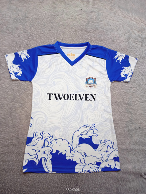 Jersey Putih-Biru dengan Desain Gelombang dan Logo TWOELVEN - Jersey Custom PROKAOS
