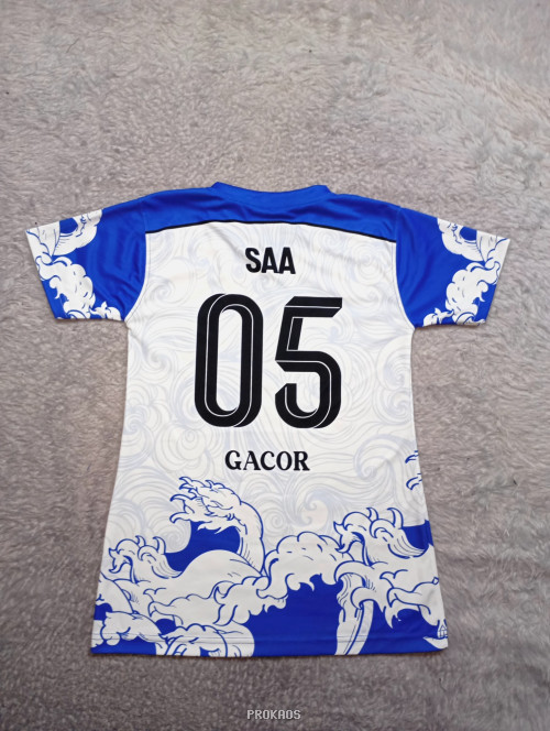 Jersey Putih-Biru dengan Desain Gelombang dan Logo TWOELVEN - Gambar 2