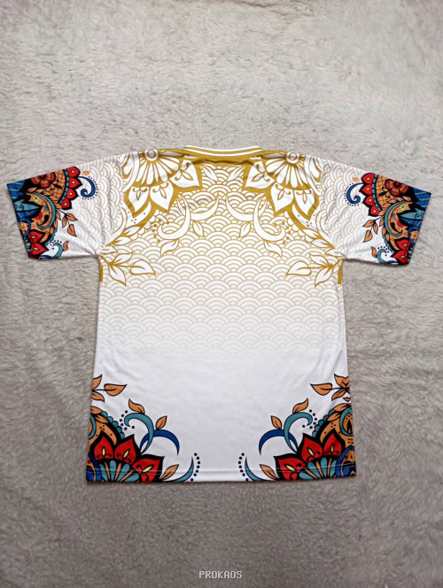Jersey Putih dengan Motif Emas dan Hiasan Floral Meriah - Gambar 2