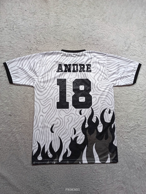 Jersey Putih dengan Motif Gelombang & Api Hitam Nomor 18 - Gambar 2