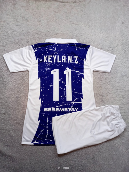 Jersey Sepak Bola Putih-Biru dengan Desain Grunge dan Spotify - Gambar 2