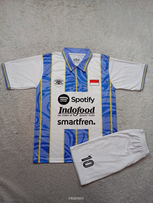 Jersey Sepak Bola Putih Biru dengan Sponsor - Jersey Custom PROKAOS