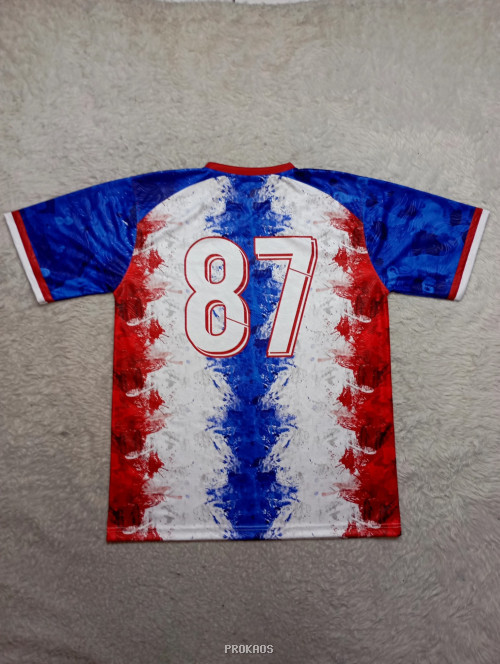 Jersey dengan Motif Abstrak Merah, Putih, dan Biru - Gambar 2