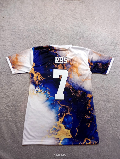 Jersey V-Neck dengan Motif Cairan Emas dan Logo - Gambar 2