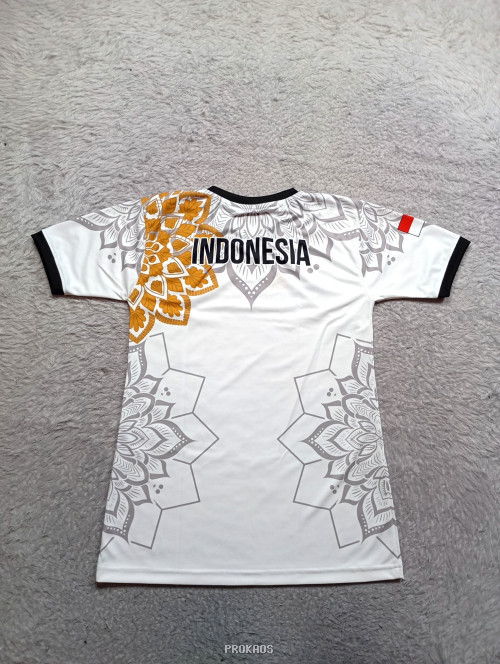 Jersey Vani Putih: Mandala, Warna Emas, dan Detail Hitam - Gambar 2