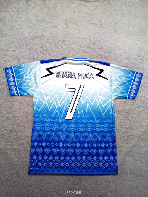 Jersey Voli Putih-Biru dengan Desain Gradasi dan Motif Khas - Gambar 2