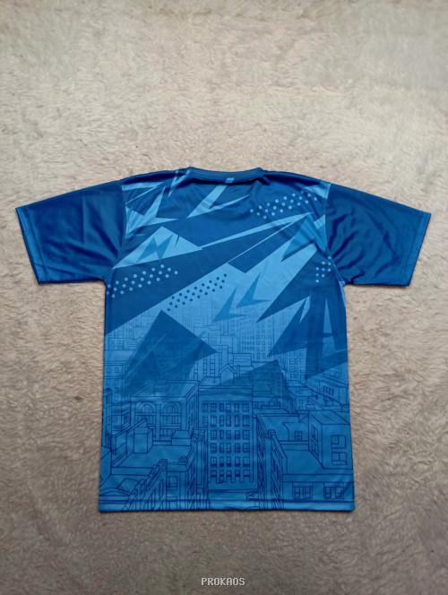 Kaos Gym Biru: Desain Dinamis dengan Barbells & Kota - Gambar 2